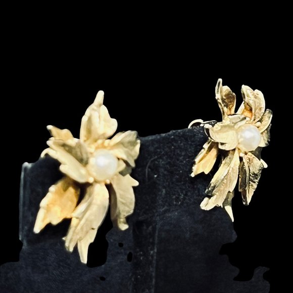 Vintage Emmons Gold Tone Faux Pearl Flower Clip On Earrings (5021) - Picture 4 of 6